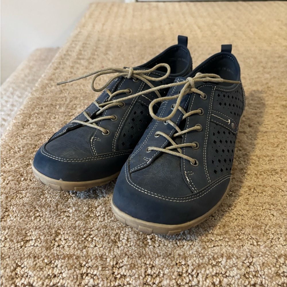 Blue perforated lace up sneakers
